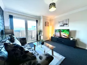 Stylish Modern Flat with Juliet Balcony & Parking - Image 2