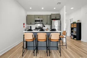 NYC Access 4BR Duplex | Sleeps 10, Free Parking - Image 4