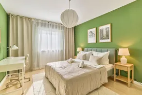 Victoria parking, up to 6 guests, family/business - Image 3