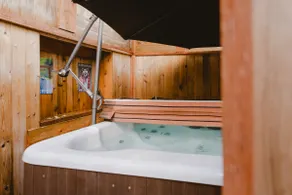 5 miles from MRNP, private hot tub, full remodel - Image 4