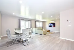 Elegant 3 bedrooms 2 bathrooms + private backyard - Image 2