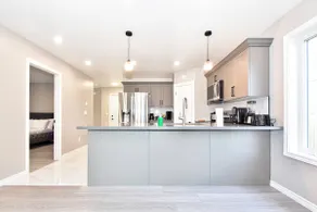 Elegant 3 bedrooms 2 bathrooms + private backyard - Image 4