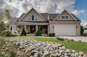 Beautiful Waterfront Property - Image 2