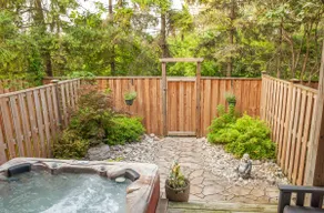 4 BDRM with Waterfront & Hot Tub - Image 2