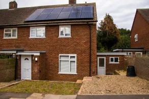 Entire House in Stevenage Old Town with Parking - Image 2