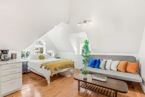 Spacious 4BR Duplex · 5 Blks 2 Beach · Badges Incl - Image 3