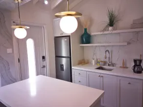 Stylish Apt -Free Parking,Cozy Couples Retreat - Image 4