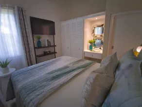 Stylish Apt -Free Parking,Cozy Couples Retreat - Image 2