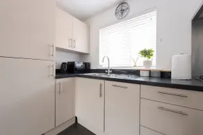 Modern 2BR I Sleeps 6 I Near Bluewater I Fast WiFi - Image 5