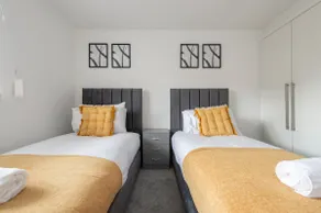 Modern 2BR I Sleeps 6 I Near Bluewater I Fast WiFi - Image 4