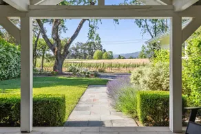 Newly Renovated Modern 3BD, Pool & Vineyard Views - Image 2