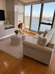 Breathtaking Harbour Views - Image 3