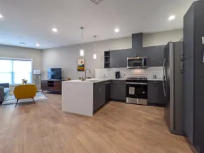 310 Sleek 1BR – Walk to Train |Free Parking. - Image 2