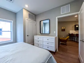 310 Sleek 1BR – Walk to Train |Free Parking. - Image 5