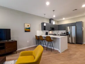 310 Sleek 1BR – Walk to Train |Free Parking. - Image 4