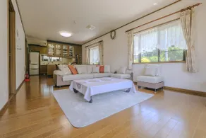 Lake view / BBQ possible until 9 pm / Panoramic view of Lake Kawaguchi. A 4-minute walk to the lake / Entire house rental / Parking for 6 cars - Image 4