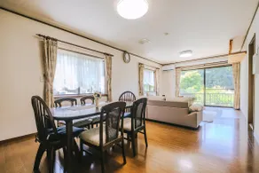 Lake view / BBQ possible until 9 pm / Panoramic view of Lake Kawaguchi. A 4-minute walk to the lake / Entire house rental / Parking for 6 cars - Image 3