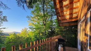 Trail and lake at La Petite Fleur chalet - Image 4