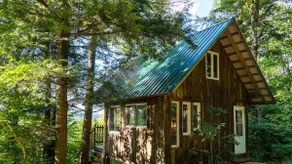 Trail and lake at La Petite Fleur chalet - Image 2