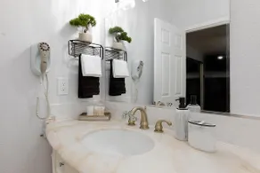 Cozy 3-Bedroom Getaway In Vegas - Image 4