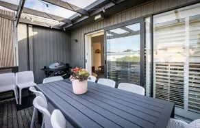 Stylish Beach House Retreat - Close to River & Shops - Image 2