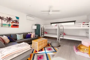Stylish Beach House Retreat - Close to River & Shops - Image 4