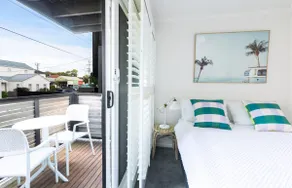 Stylish Beach House Retreat - Close to River & Shops - Image 5