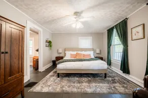 Cozy Convenient 3BR | 15 Min Intel | King Bed - Image 5
