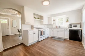 Cozy Convenient 3BR | 15 Min Intel | King Bed - Image 3