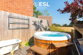 Charming Cottage 3-Bedrooms Sleeps 8 & Hot Tub - Image 2