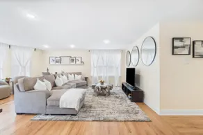 Chic 3BR Home Near Airport FIFA World Cup & NYC - Image 2