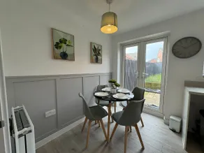 Bolehyde House, Sleeps 6, 3 Bedrooms, North Swindon location, Parking - Image 3