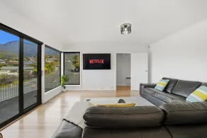 Family friendly + Spacious + Great Mountain Views - Image 3