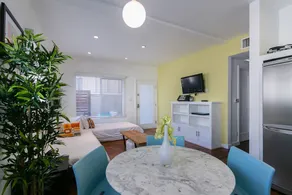 Chic 2-Bdr Apartment by Venice Beach - Image 2