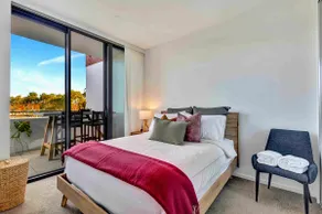 2BR Premium Apartment | Walk to Manuka + Parking - Image 5