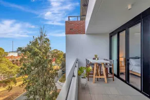 2BR Premium Apartment | Walk to Manuka + Parking - Image 4