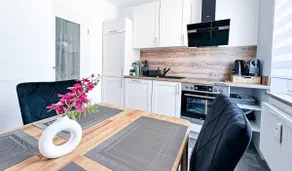 Bright 2 room kitchen 3rd floor in the center, between town hall & cathedral - Image 4