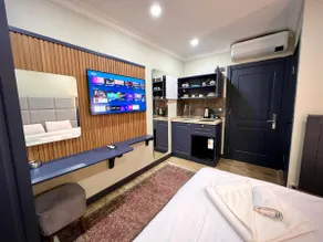 Deluxe Queen Studio 302 - Image 3