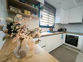 Floral Home 2 - 1st floor apt with private parking! - Image 4