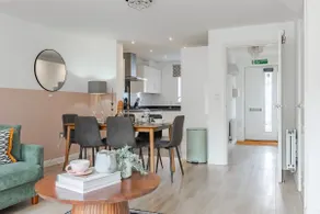 Stylish & Chic 3 bed House - Image 3