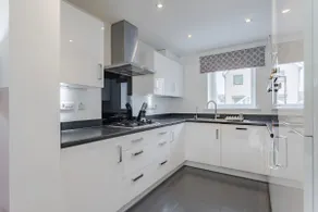 Stylish & Chic 3 bed House - Image 4