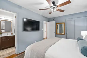 Stylish Downtown Cary ranch with fenced yard - Image 4