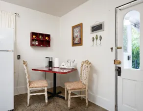 Downtown Victorian Apartment W/ Amazing Backyard! - Image 5