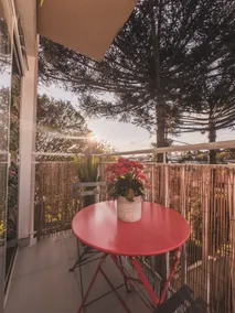 Urban bungalow with bathtub and balcony - Image 2