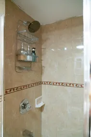 Amazing 3 bedroom apt + private patio - Image 5