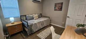 Brighton 2BR | Quiet Area, Workspace & Parking - Image 3