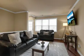 Spacious 3 bed/3 bath apartment near airport/UB - Image 3