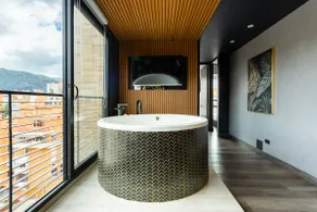 Urban Retreat with Jacuzzi - Image 3