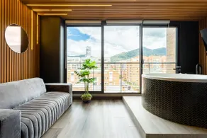Urban Retreat with Jacuzzi - Image 4