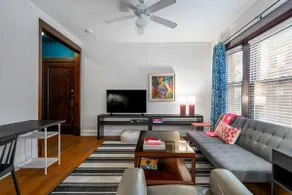 Keepin' it Golden • Vintage 1BR Near Wrigley - Image 4